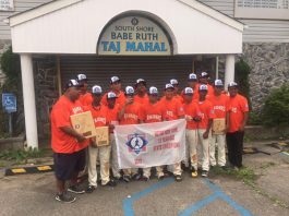 Integrantes de la escuadra Paulino Raiders de El Bronx, que inician el sábado en Jamestown la lucha por el campeonato mundial de la Babe Ruth.