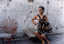 Para Julieta Venegas, hubo un antes y un después del nacimiento de su hija en su forma de componer y de ver la vida. "Deprimida" por la situación de su país y con el radar de sus preocupaciones más abierto que nunca, la mexicana vuelve con un disco "más reflexivo" y lleno de "anhelos", con toque electropop.