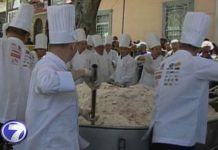 Costa Rica entró hoy al libro de Guinness Récord por cocinar el arroz frito chino más pesado del mundo, con 1.345,5 kilos, que fueron servidos a más de 7.000 personas en la capital del país.
