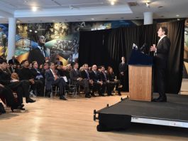 Gobernador Andrew Cuomo cuando se dirigía al público.