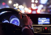 El escándalo generado por el incremento de los taxis Uber, operados independientemente y con ayuda de la tecnología, es un tema aún no resuelto que afecta mucho a la comunidad latina a nivel de usuarios y trabajadores en los dos lados de esta guerra.