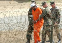 El número de presos de Guantánamo que se encuentran en huelga de hambre asciende a 130, según declaró el prisionero Shaker Aamer, quien en una llamada telefónica a su abogado, Clive Stafford, aseguró que el trato al que son sometidos en el penal está empeorando.