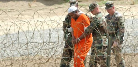 El número de presos de Guantánamo que se encuentran en huelga de hambre asciende a 130, según declaró el prisionero Shaker Aamer, quien en una llamada telefónica a su abogado, Clive Stafford, aseguró que el trato al que son sometidos en el penal está empeorando.