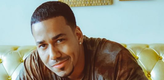 Romeo Santos, visita Puerto Rico y firma autografos con motivo de la salida de su nuevo disco "Golden".(Foto Facebook Romeo Santos)