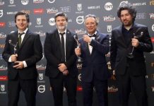 Andrés Duprat, Gastón Duprat, Óscar Martínez y Mariano Cohn con el Platino obtenido por "El ciudadano ilustre".