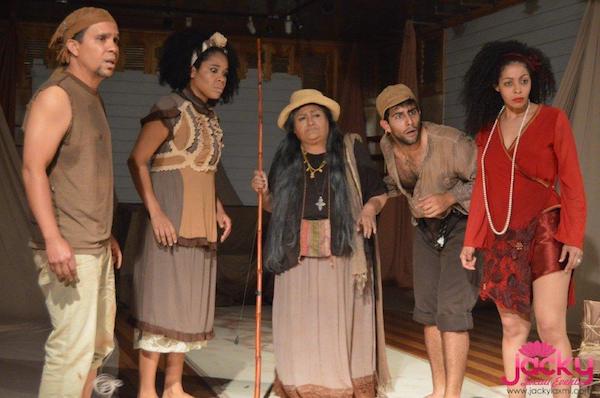 Antonio Rubio, Angie Regina, Teresa Yenque, Roger Manzano y María Cotto, en "Duendes y locos de las dunas". 