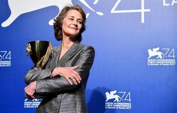 Charlotte Rampling abraza su Copa Volpi. 