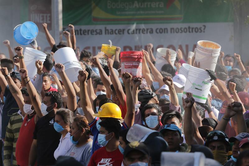 Cientos de personas ofrecen su apoyo para rescatar personas con vida de los edificios colapsados en Ciudad de M&eacute;xico