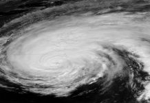 Irene deja ya 8 muertos y permanecerá como huracán hasta noche del domingo