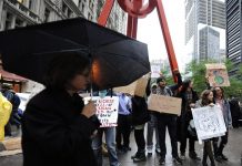 Los "indignados" marchan por Wall Street vestidos de "zombis corporativos"