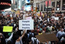 Los "indignados" ocupan Times Square y la Policía detiene a 74 personas
