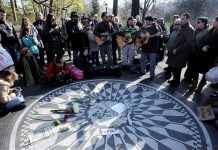 Los neoyorquinos homenajean a John Lennon en el 31 aniversario de su muerte