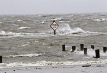 "Isaac" provoca intensas lluvias y peligroso oleaje en la costa del golfo