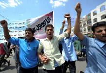 Manifestantes se enfrentan a la policía frente a embajada de EEUU en el Yemen