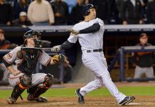 El jugador de los Yanquis de Nueva York Aaron Judge (d) celebra junto a su compañero Gary Sanchez (c) hoy, martes 3 de octubre de 2017, durante el partido de eliminatoria de la Liga Americana MLB, entre los Yanquis de Nueva York y los Mellizos de Minesota, en el Yankee Stadium en el Bronx