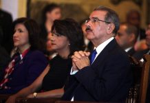 Gobierno dominicano: mensaje del presidente reforzará lazos con la sociedad El presidente dominicano, Danilo Medina, acompañado de la primera dama, Cándida Montilla, participa de una misa por sus cien días de Gobierno en la capilla del Palacio Nacional en Santo Domingo