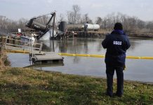 Un tren que transportaba cloruro de vinilo y que descarriló después de que el puente sobre el que transitaba se derrumbara, en Paulsboro Nueva Jersey.