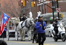 Miles despiden al 'Macho' Camacho en su barrio latino de Harlem en Nueva York Dos de los hijos del famoso púgil Héctor "Macho" Camacho acompañan al cadáver de su padre en una carroza blanca tirada por dos caballos blancos, en la que le llevaron a recorrer por última vez las calles de El Barrio, un enclave de la comunidad puertorriqueña. La gélida temperatura que se ha sentido hoy en la ciudad no impidió que cientos de latinos, en su gran mayoría puertorriqueños que mostraban con orgullo su bandera, hicieran durante horas una larga cola para dar el último adiós a su ídolo, que algunos vieron crecer.