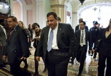 Obama pedirá 50.000 millones de dólares a Congreso para afectados por "Sandy" Los senadores de Nueva York, Charles Schumer y Kirsten Gillibrand, y los de Nuevo Jersey; Frank Lautenberg y Robert Menendez, todos demócratas, coincidieron en señalar que la cifra se queda corta.