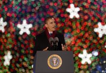 Los Obama inauguran el encendido árbol Nacional de Navidad El presidente de Estados Unidos, Barack Obama, pronuncia un discurso durante el encendido del Árbol Nacional de Navidad en la versión 90 de la iluminación del árbol frente de la Casa Blanca, Washington DC.