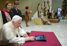 Benedicto XVI cuenta ya con más dos millones de seguidores en Twitter Benedicto XVI escribió el primer día que abrió la cuenta, el pasado 12 de diciembre, cuatro "tuits" y respondió a tres preguntas.