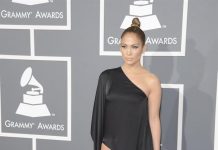 Jennifer López lucio un desafiante vestido, en el que no dudó en mostrar sus piernas mucho más de lo que hubiera preferido el canal de televisión CBS.