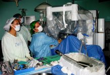 La primera cirugía robótica de Latinoamérica a un niño, que se practicó hoy en Bogotá a un paciente con síndrome de Down y una retención urinaria crónica, se desarrolló "sin complicaciones", confirmó a Efe el médico Manuel Rueda.