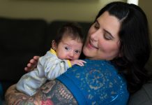 A esta madre hispana no le dijeron que tenía zika Andrea Pardo tiene a su hija Noemi en su casa de Issaquah, Washington el jueves 1 de junio de 2017. Pardo fue infectado con el virus Zika mientras estaba embarazada. A pesar de que fue examinada a las 16 semanas, no recibió los resultados confirmando la infección potencialmente devastadora hasta 37 semanas porque los funcionarios de salud perdieron o extraviaron su prueba. Si el error ocurrió en el departamento local de la salud o el CDC, plantea nuevas preguntas sobre la acumulación de pruebas para las mujeres embarazadas con infecciones de Zika. (Foto de Dan DeLong)
