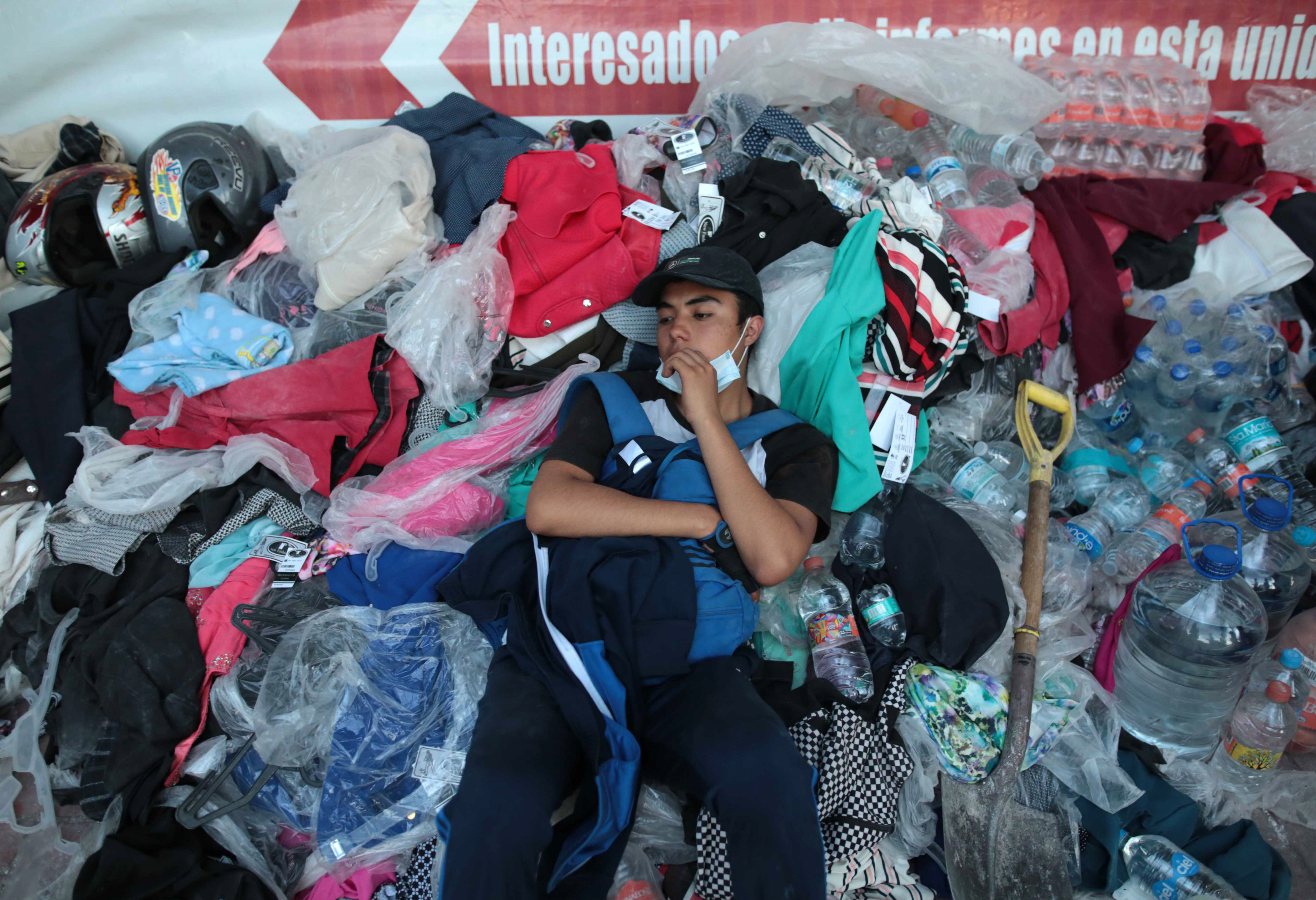 Un hombre toma un descanso en medio de elementos donados para las v&iacute;ctimas del terremoto en Ciudad de M&eacute;xico (M&eacute;xico).