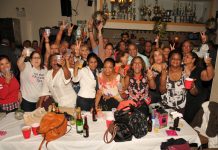 Socios celebrando el triunfo de Milagros Vasquez.