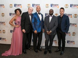 El presidente del condado de El Bronx, Rubén Diaz Jr., acompañado por los nuevos integrantes del Paseo de la Fama de El Bronx 2017- la actriz de la famosa serie “Orange is The New Black” Selenis Leyva, el inventor médico Dr. Manny Villafaña, el pionero de la música hip-hop Funkmaster Flex y la super estrella de la música latina Prince Royce - durante la gala anual de El Bronx, que tuvo lugar el sábado, 20 de mayo del 2017, en las facilidades del campo de golf de Pelham Bay / Split Rock. Fotógrafo - Robert Benimoff.