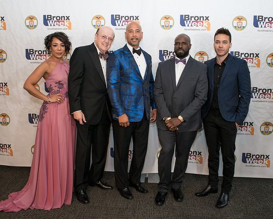 El presidente del condado de El Bronx, Rubén Diaz Jr., acompañado por los nuevos integrantes del Paseo de la Fama de El Bronx 2017- la actriz de la famosa serie “Orange is The New Black” Selenis Leyva, el inventor médico Dr. Manny Villafaña, el pionero de la música hip-hop Funkmaster Flex y la super estrella de la música latina Prince Royce - durante la gala anual de El Bronx, que tuvo lugar el sábado, 20 de mayo del 2017, en las facilidades del campo de golf de Pelham Bay / Split Rock. Fotógrafo - Robert Benimoff.