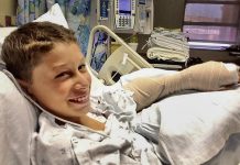 Un hombre mata a su perro para recuperar el dedo de su hijo Un hombre de Florida mató a la mascota familiar para poder abrirla y recuperar del estómago el dedo que instantes antes le había arrancado de un mordisco a su hijo, que se recupera hoy en el hospital de las heridas provocadas por la perra.