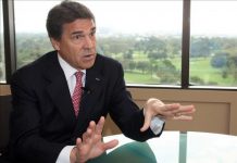 Aspirante presidencial republicano Perry se defiende por cargo de racismo