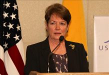 embajadora de eeuu de ecuador