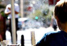 Una multa y 800 advertencias un mes después del veto a fumar en parques de Nueva York