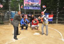 Los bateadores Miguel Rodríguez de A.L. Brokerage, Jowelz Santiago de State Farm, recibieron Rafael Ramírez, Víctor Martínez y Virginia Pérez como árbitro. Para dejar iniciada la concurrida justa deportiva.