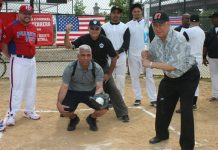 Óscar Reynoso, bateador; Tomas Peña Jr., receptor; y Juan Hernández, árbitro.
