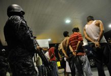 Obligación moral Diecisiete presuntos miembros de la pandilla MS-13 fueron acusados en Nueva York de doce asesinatos, crimen organizado, incendio provocado, obstrucción a la justicia, conspirar para distribuir marihuana y cocaína y otros cargos relacionados con armas, por sus actividades en Long Island. Foto archivo.