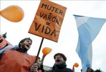 La Federación Argentina de Lesbianas, Gais, Bisexuales y Trans (FALGBT) condenó hoy el ataque homófobo cometido contra un joven de 21 años por dos agresores que invocaron al papa Francisco al golpearle.