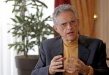 El Rector de la Universidad del País Vasco, Iñaki Goirizelaia (i) impone el birrete al psiquiatra Luis Rojas Marcos (d) en el acto de investidura Doctor Honoris Causa por la Universidad del País Vasco.