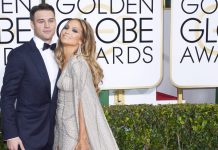 Jennifer López y Ryan Guzmán a su llegada a la 72 edición de los Premios Globo de Oro en Beverly Hills, California.