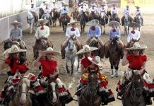 La valentía, la disciplina y la tradición son los pilares que mantienen viva a la charrería en México. En la imagen unas mujeres amazonas en Guadalajara.