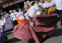 Una mujer baila mientras viste con el traje típico de Panamá, denominado "pollera" durante su participacion en el Festival de las Mil Polleras, realizado en la ciudad de Las Tablas, provincia de Los Santos.