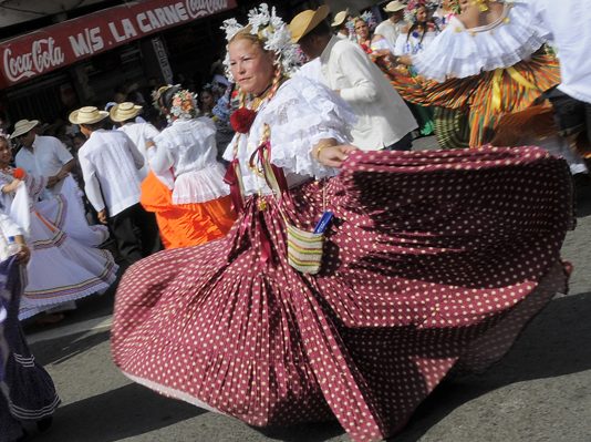 Pollera panameña Una mujer baila mientras viste con el traje típico de Panamá, denominado "pollera" durante su participacion en el Festival de las Mil Polleras, realizado en la ciudad de Las Tablas, provincia de Los Santos.