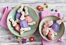 Galletitas de conejo de Pascua en plato.