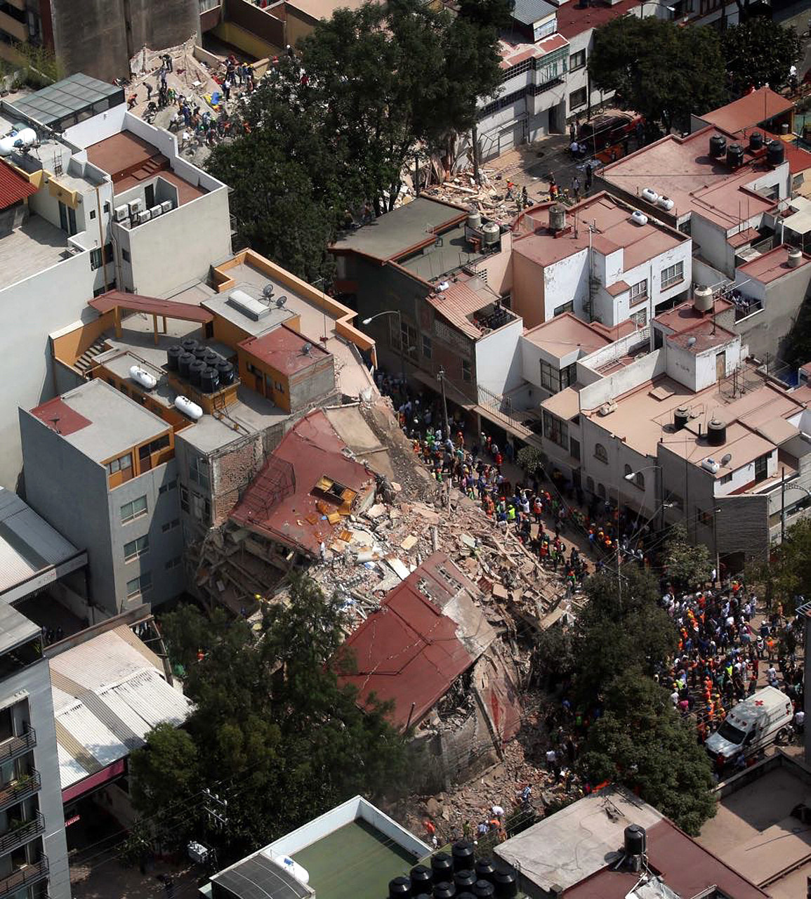 Vista a&eacute;rea muestra a cientos de personas, entre afectados y rescatistas, durante labores de rescate en medio de edificios colapsados en Ciudad de M&eacute;xico 