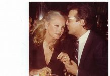 Ursula Andress fue la primera chica Bond, Manolo García Oliva, comparte con la diva suiza en 1984 en la desaparecida discoteca Regine's de Park Avenue.