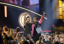 Luis Fonsi y Daddy Yankee, satisfechos y triunfantes tras interpretar el "hit" del momento, "Despacito".