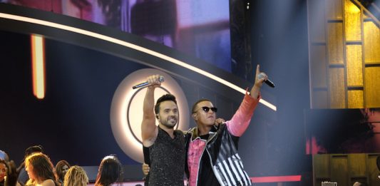 Luis Fonsi y Daddy Yankee, satisfechos y triunfantes tras interpretar el "hit" del momento, "Despacito".